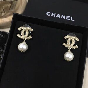 ✅Chanel double C, pearl earrings